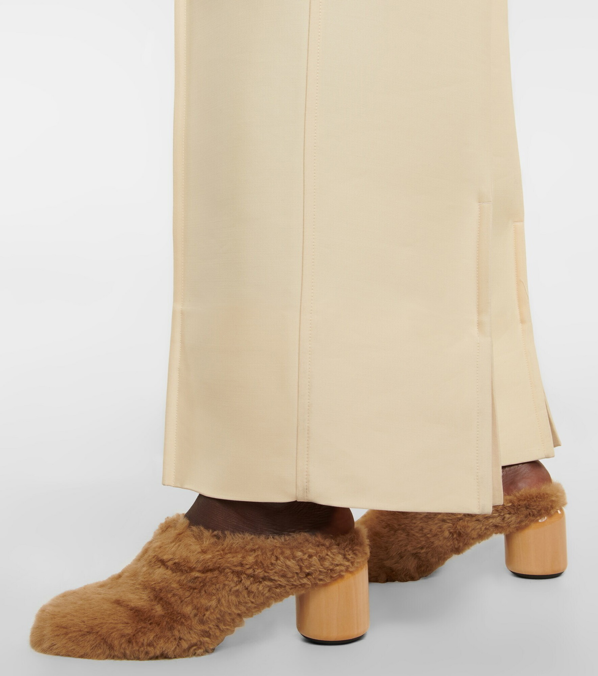 【送料&関税込】Jil Sander Shearling Sandal Jil Sander Shearling Slippers in Cream | LN-CC