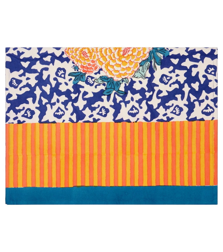 Photo: Lisa Corti Arabesque Corolla cotton table runner