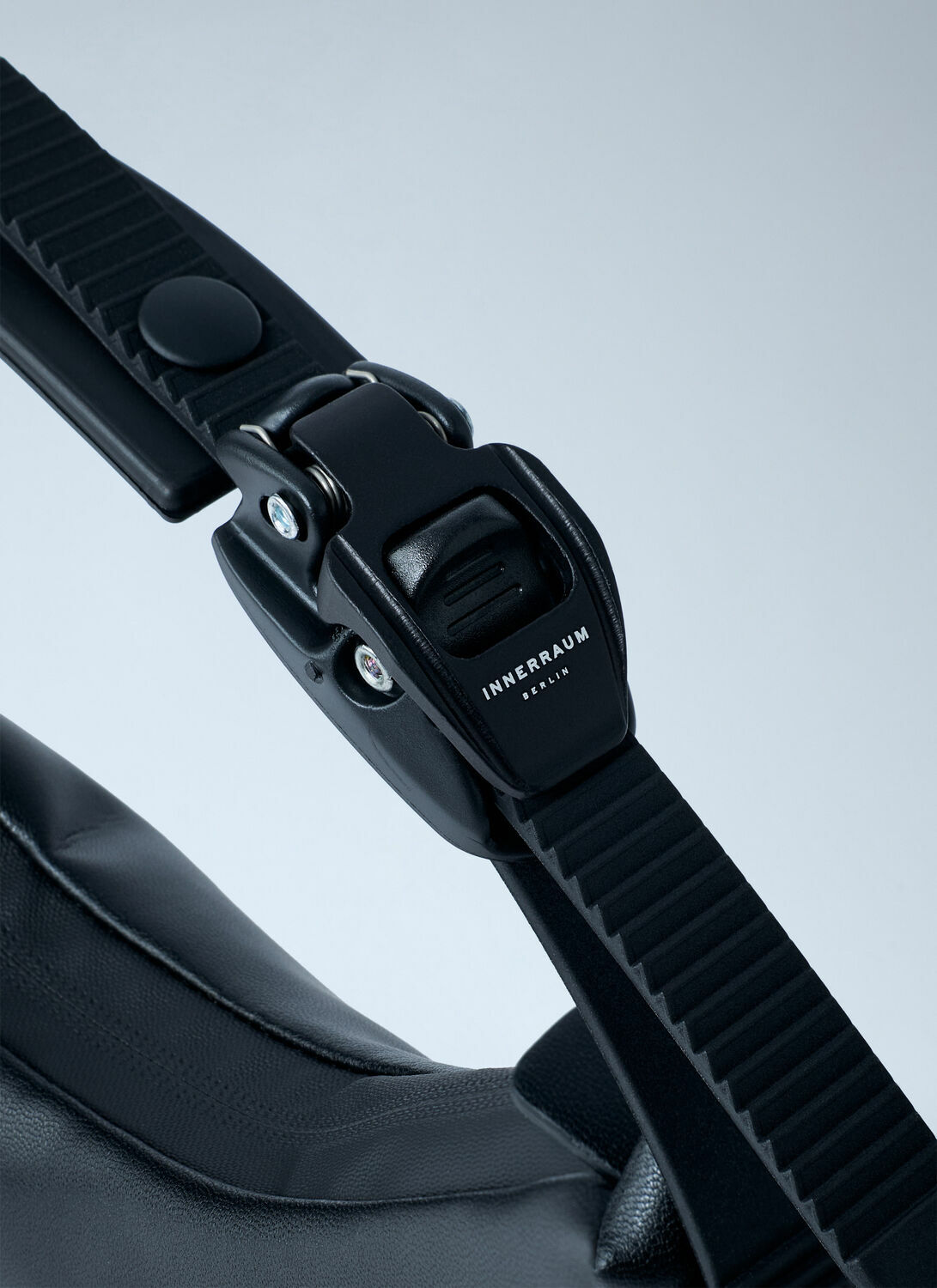 INNERRAUM ブラック Object 167 クロスボディバッグ INNERRAUM ブラック Object 167 クロスボディバッグ