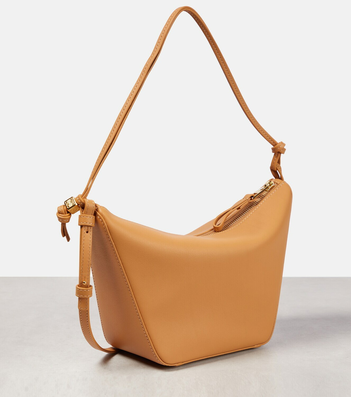 ショルダーバッグ・ポシェット LOEWE HAMMOCK LEATHER SHOULDER BAG Hammock Small leather shoulder bag in black - Loewe | Mytheresa
