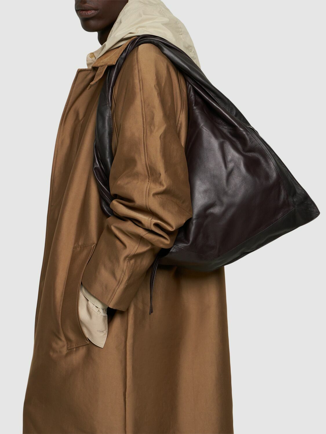個性的なシルエットが魅力♪【LEMAIRE】SMALL SCARF BAG LEMAIRE: Black & Brown Small Scarf Bag | SSENSE