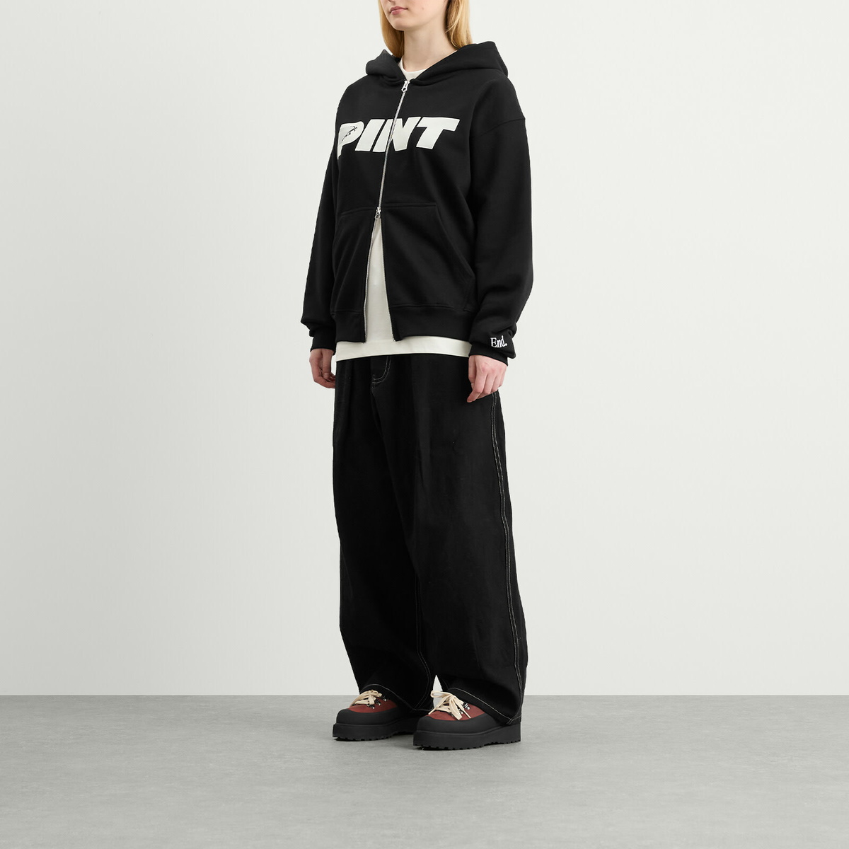 END. Pint Club Zip-Hoodie in Washed Black