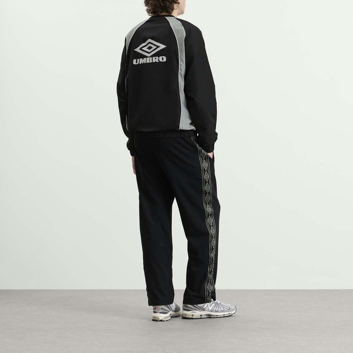 Umbro Men's Panelled Sweatshirt in Black/Neutral Gray/Brilliant White