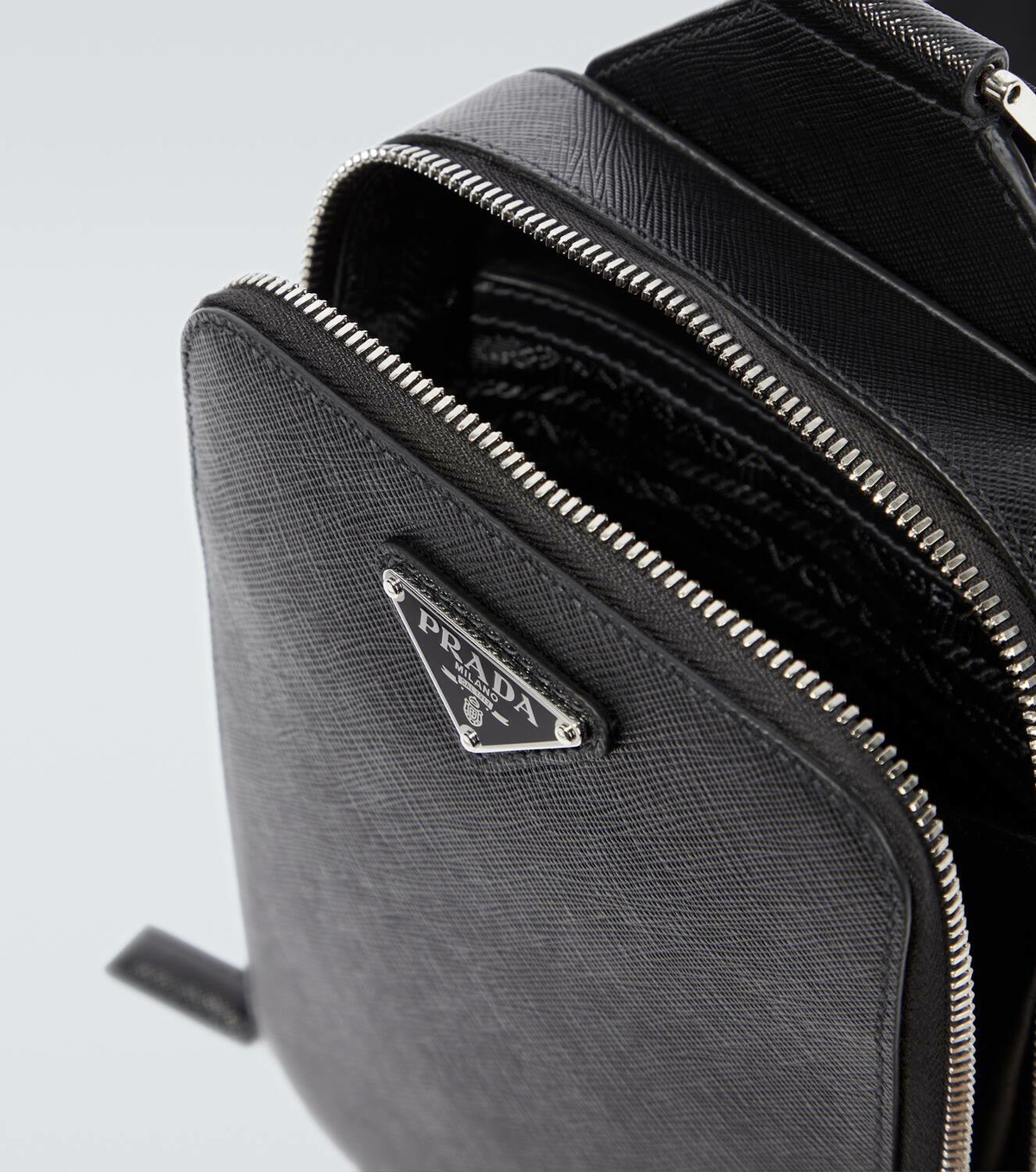 【PRADA】プラダ ロゴが魅力的な Leather Shoulder Bag Logo saffiano leather shoulder bag in black - Prada | Mytheresa