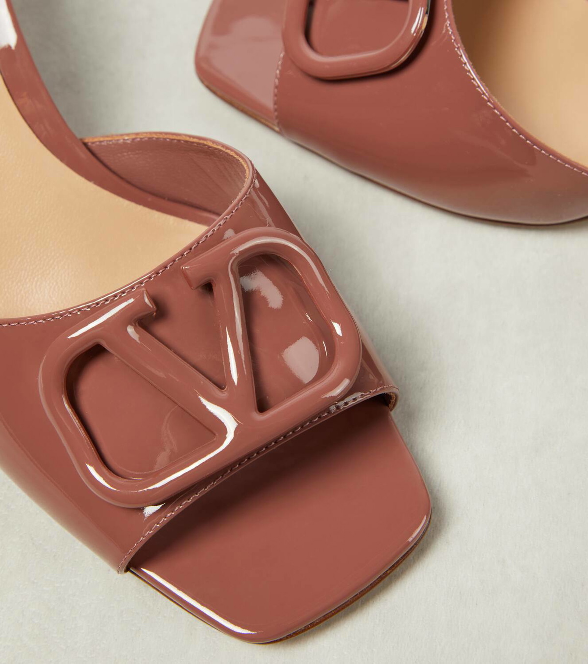 ☆大人気デザイン☆ VALENTINO VLOGO SIGNATURE LEATHER MULES VALENTINO GARAVANI VLOGO 60 cutout leather mules | NET-A-PORTER