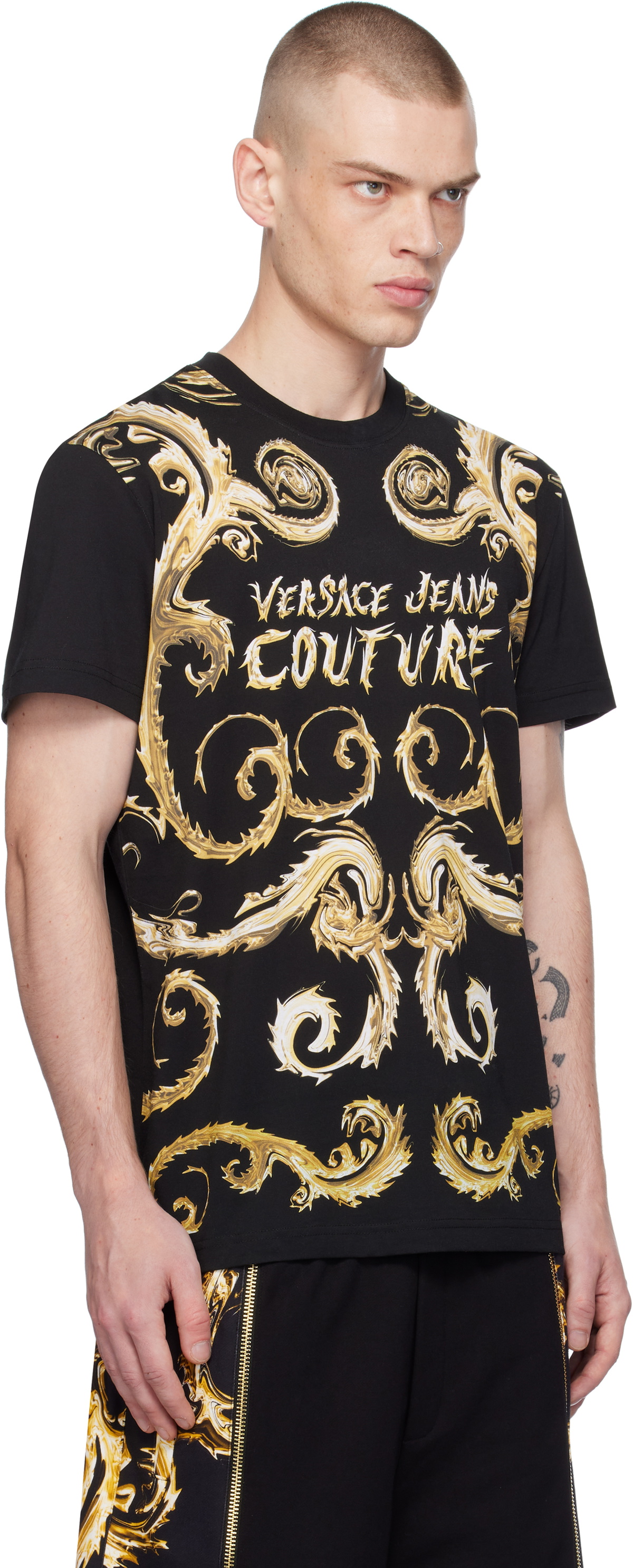 VERSACE JEANS COUTURE ロゴ Ｔシャツ ブラック CHROMO Versace Jeans Couture Black Chromo Couture Slim-Fit T-shirt
