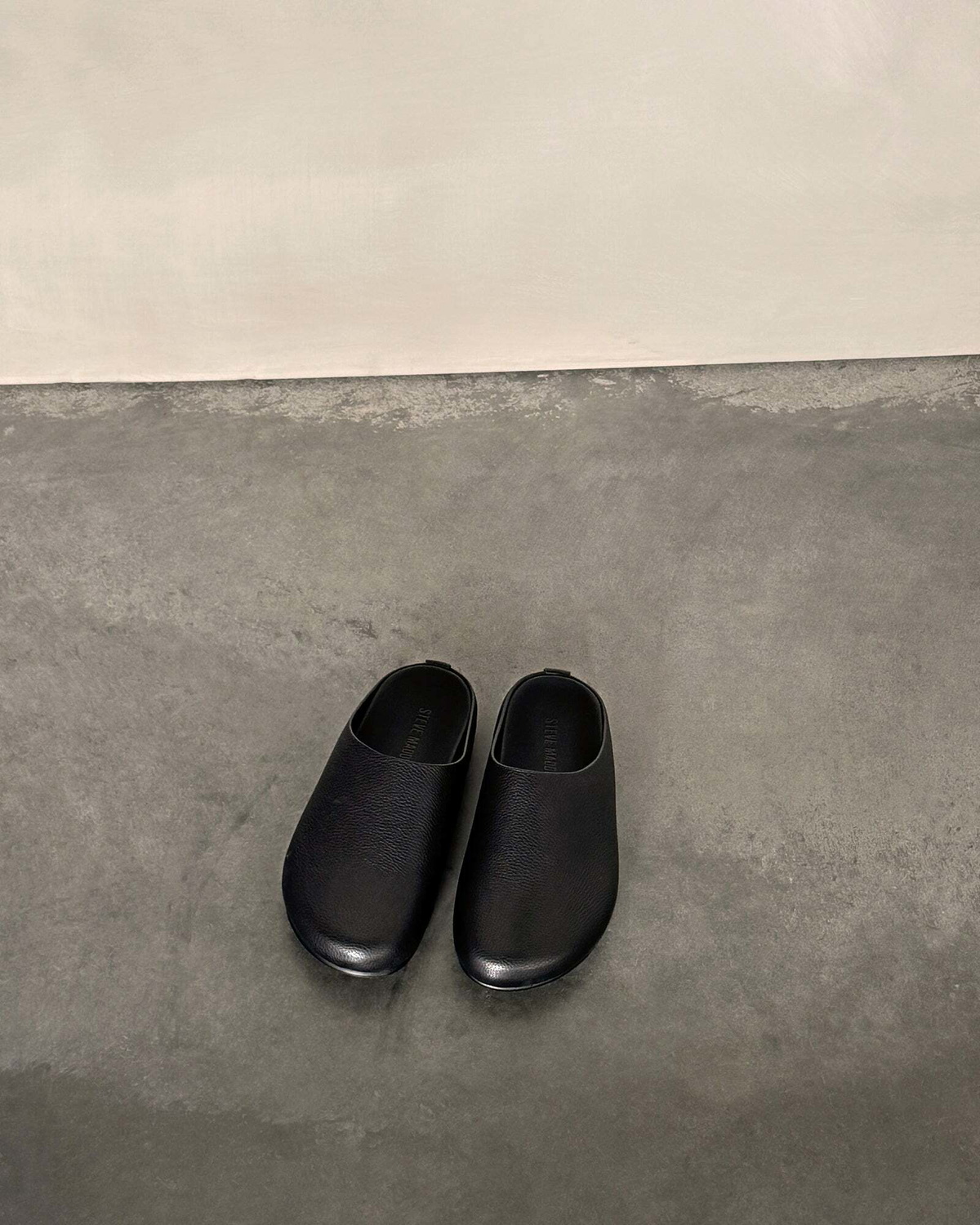 Steve Madden Fern Flats in Black