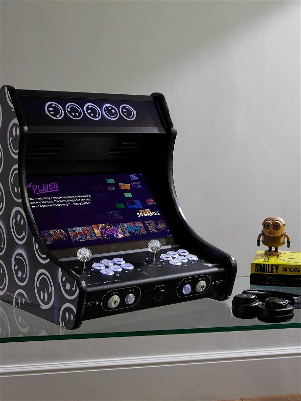 Photo: Neo Legend - The Smiley Company Monochrome Spray Compact Arcade Game