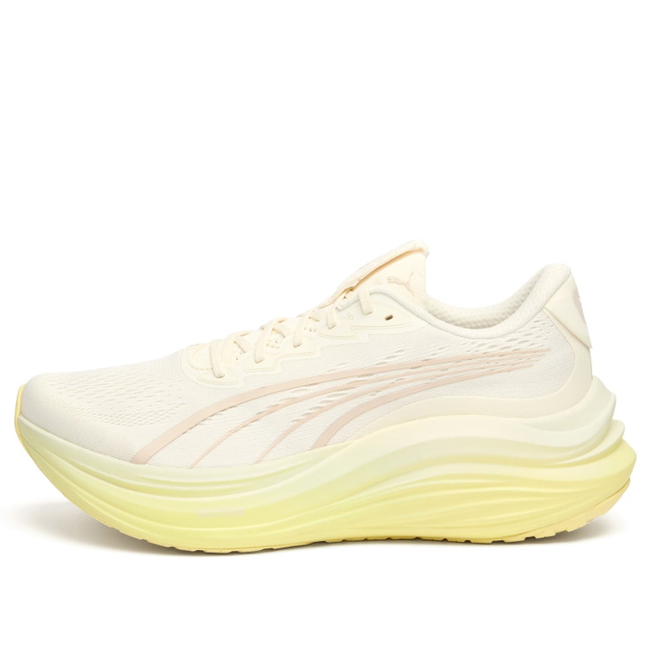 Photo: Puma MagMax NITRO Sneaker in Warm White/Gold Moon