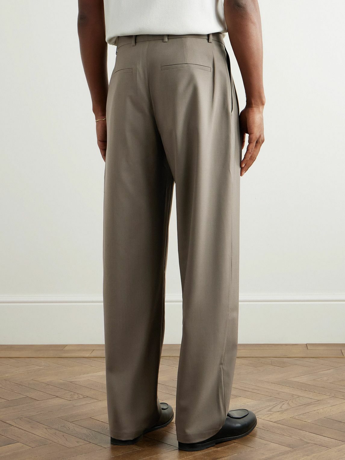 De Bonne Facture - Straight-Leg Pleated Linen Trousers - Green