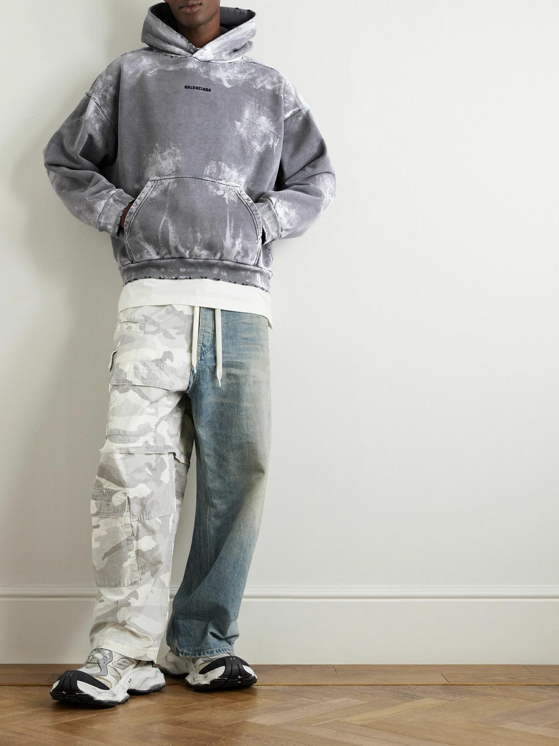 パーカー・フーディ Balenciaga Vintage Paint Splatter Medium Fit Hoodie Painter hooded sweatshirt in black - Balenciaga | Mytheresa