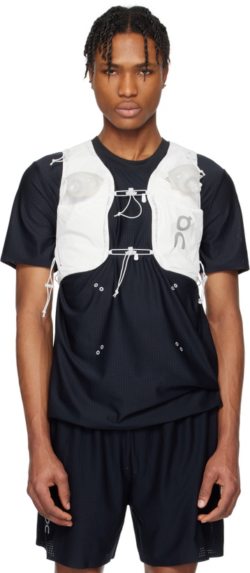 Photo: On White Ultra 10L Vest