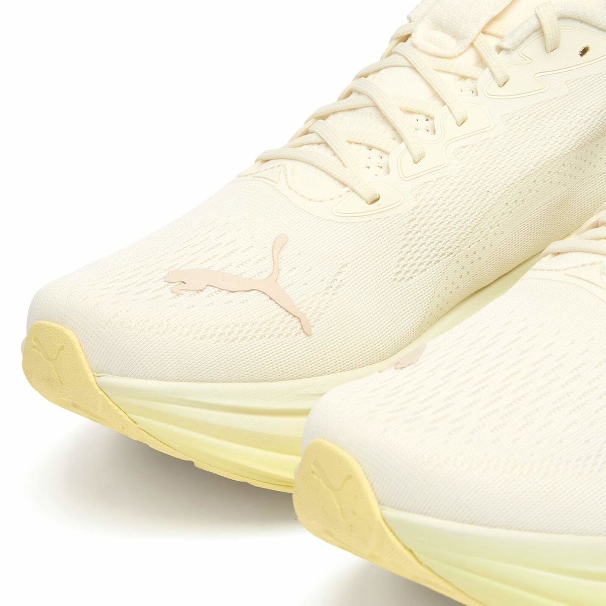 Puma MagMax NITRO Sneaker in Warm White/Gold Moon
