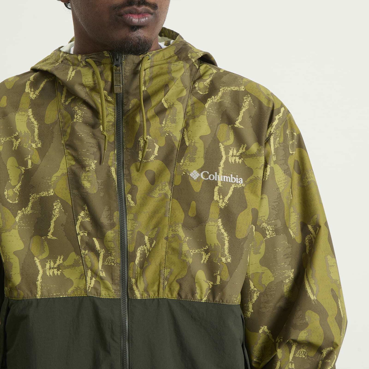 Columbia Men's Spire Valley™ Novelty Windbreaker in Mossy Green Treebark Greenscape