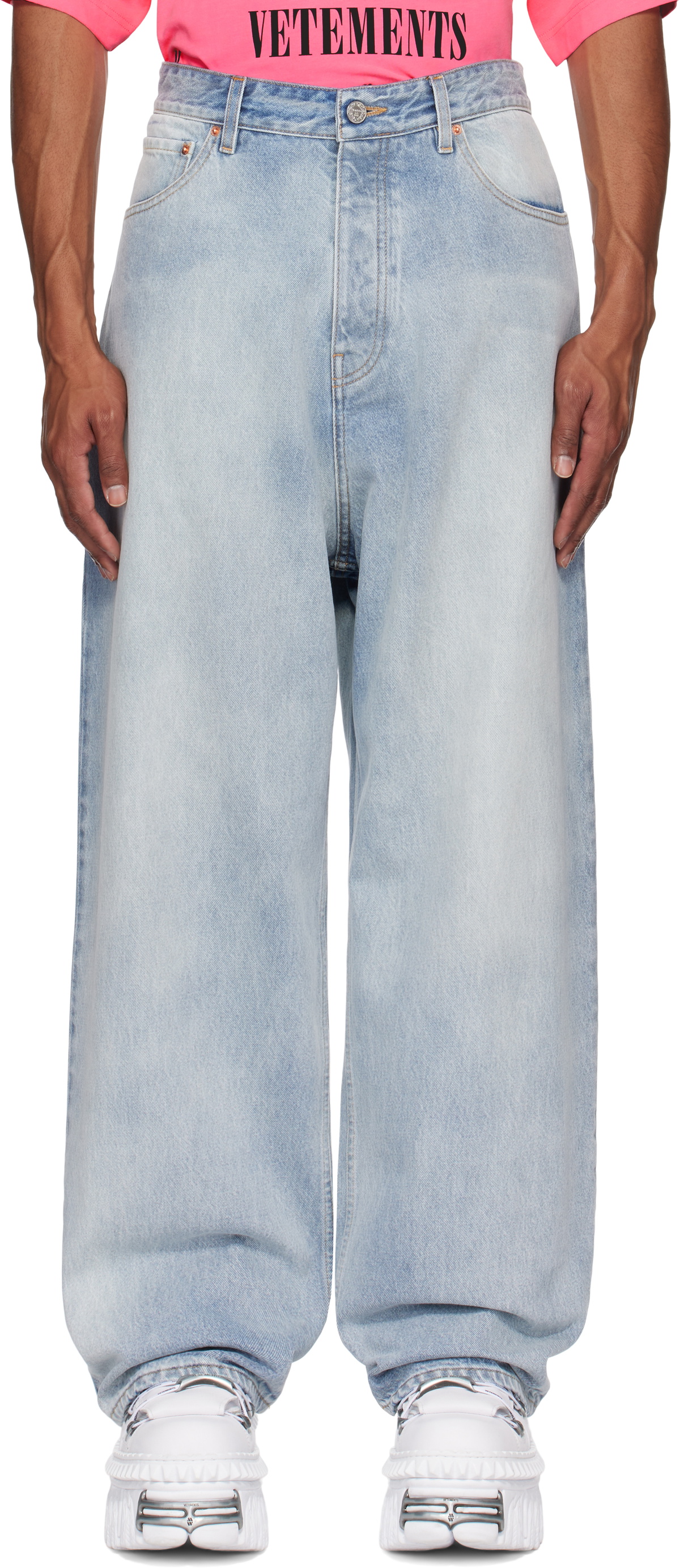 デニム・ジーパン VETEMENTS SS25 Baggy jeans (UA66PA540N MIDBLUE) Vetements Baggy Jeans Mid Blue – ESSXNYC