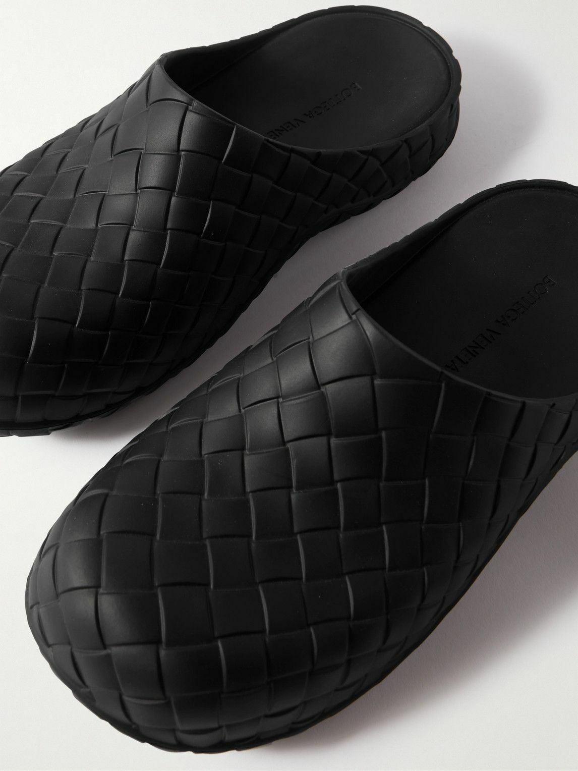 Bottega Veneta Rubber Flash Clog Fondant ★ 関税/送料込 Bottega Veneta Rubber Flash Clogs in Grass | FWRD