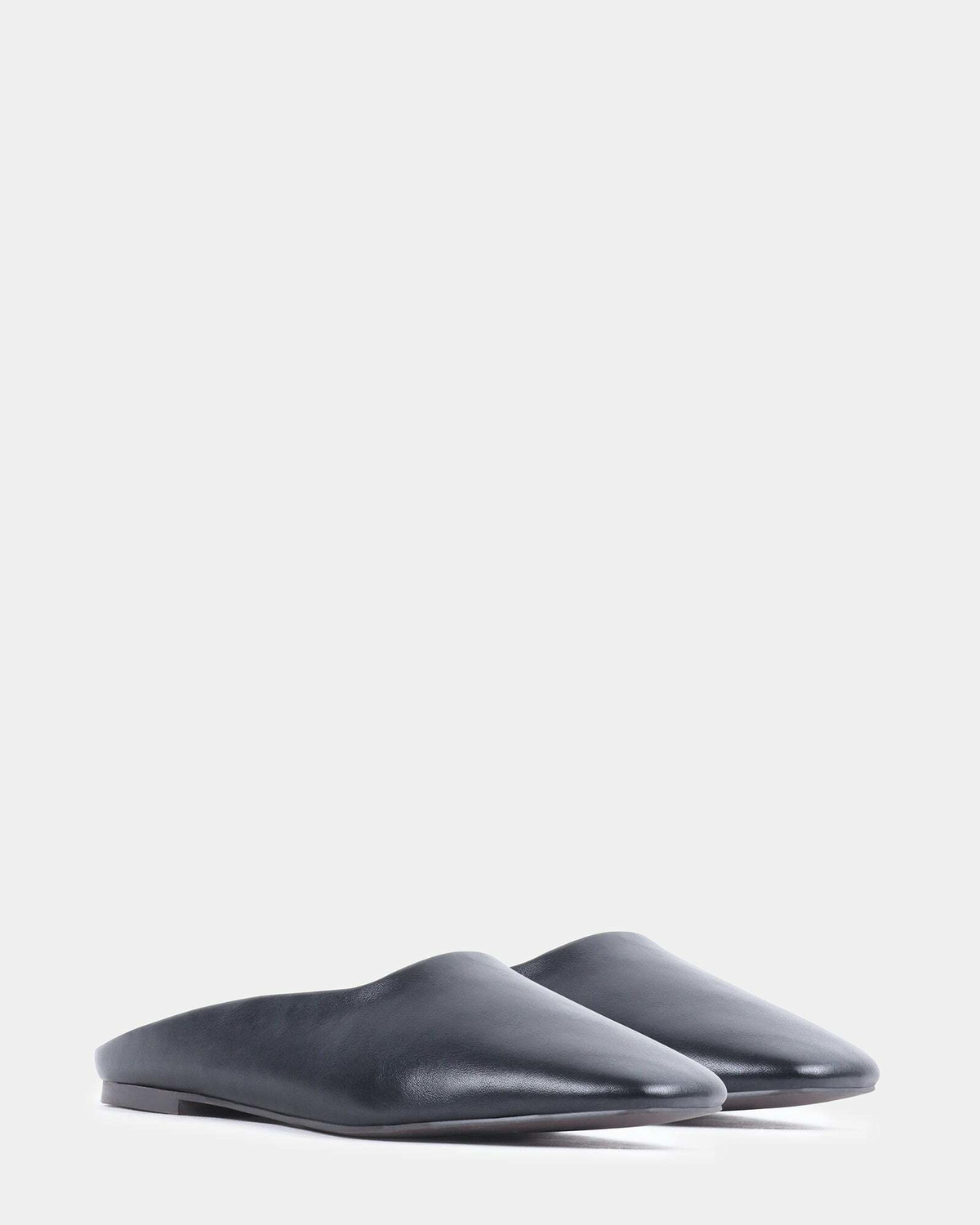 Steve Madden Valid Flats in Black