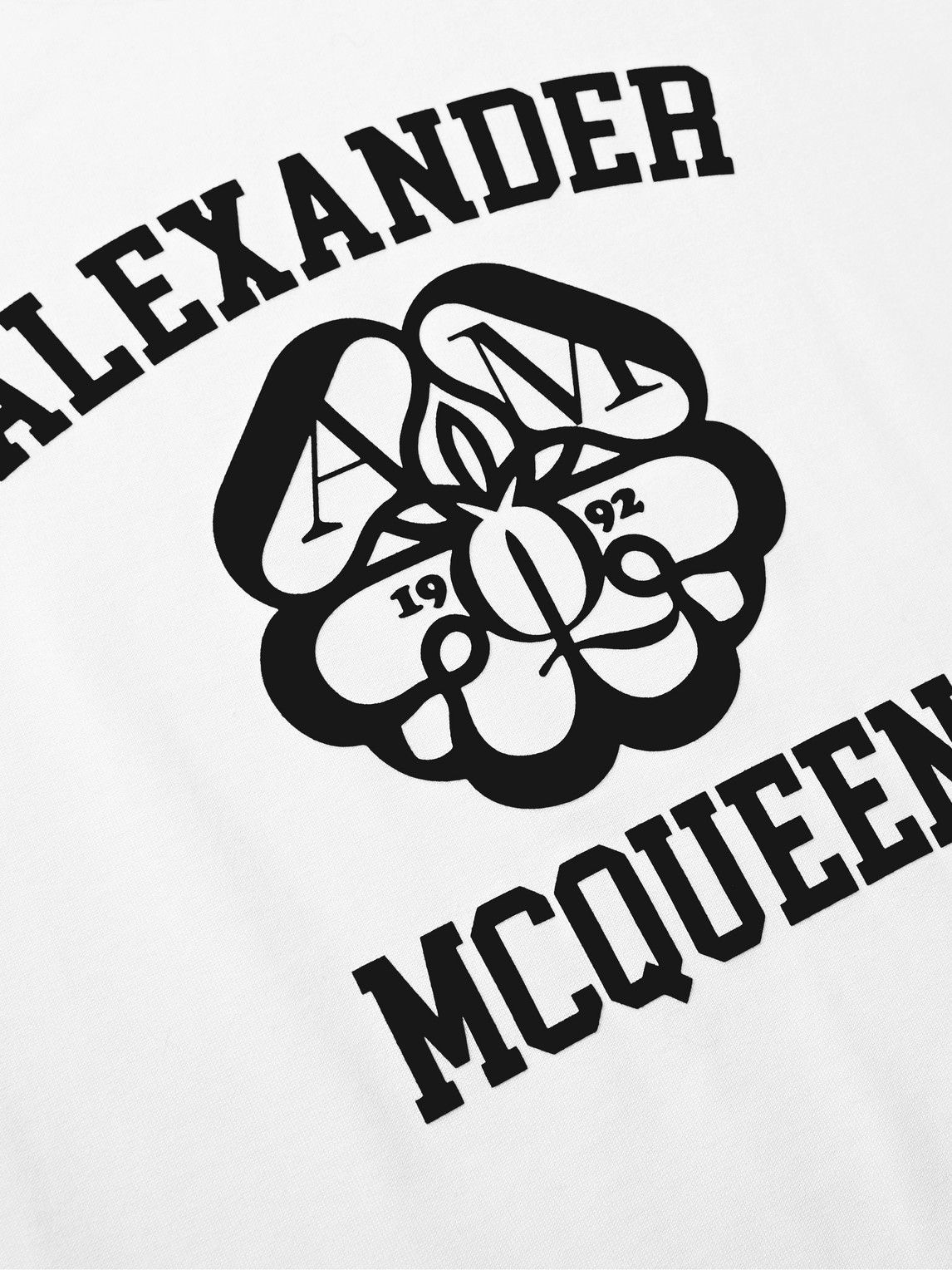 【送料&関税込】Alexander McQueen T-shirt With Flocked Logo MCQUEEN Flocked cotton-jersey T-shirt | THE OUTNET