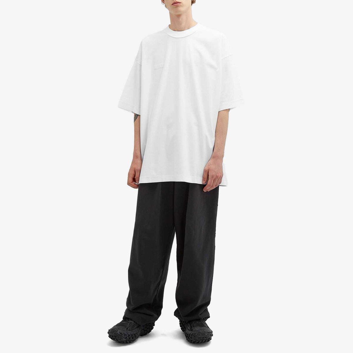 【関税込み】VETEMENTS ホワイト Inside Out Label Tシャツ VETEMENTS Men's Inside Out Label T-Shirt in White Vetements