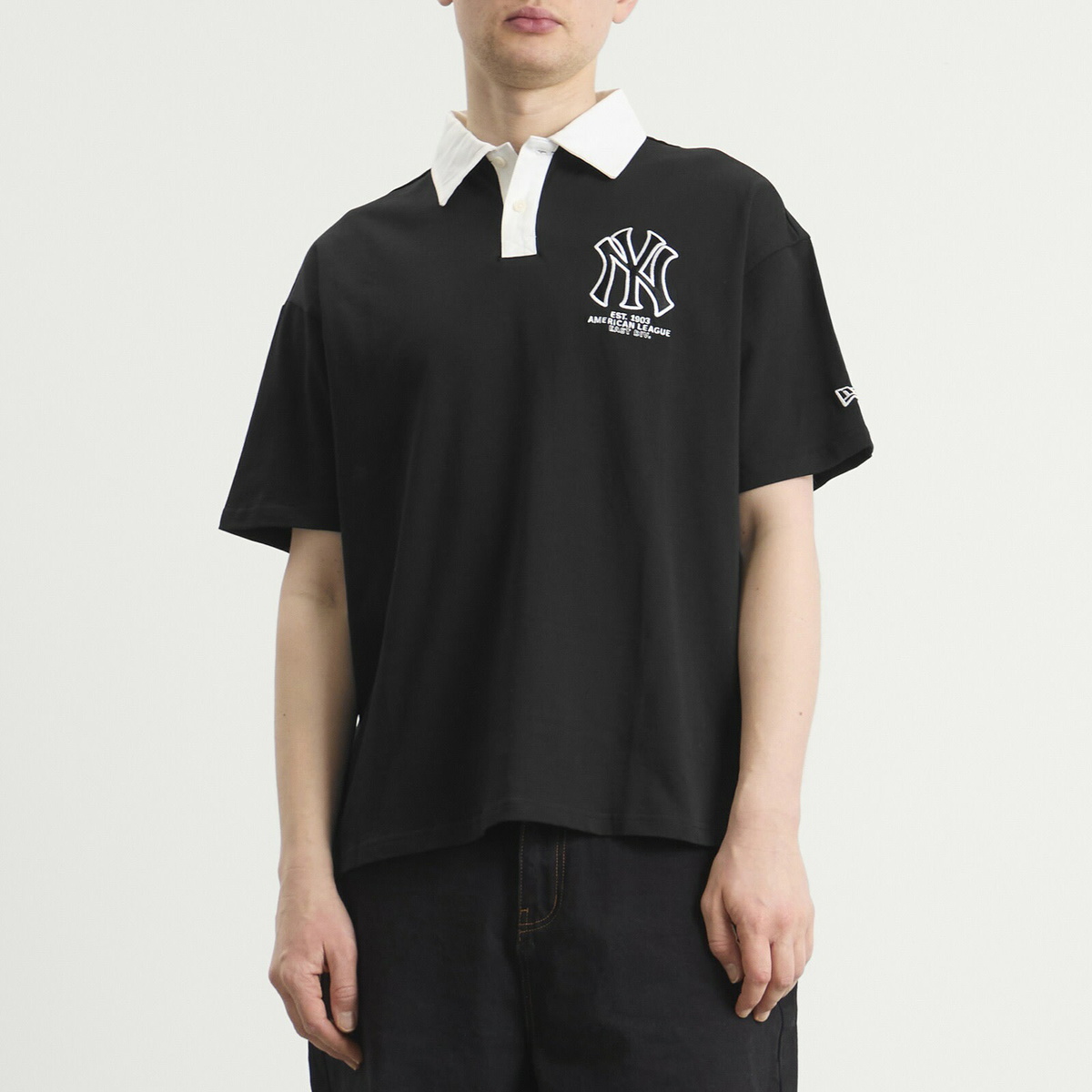 New Era Men's MLB New York Yankies Polo in Black