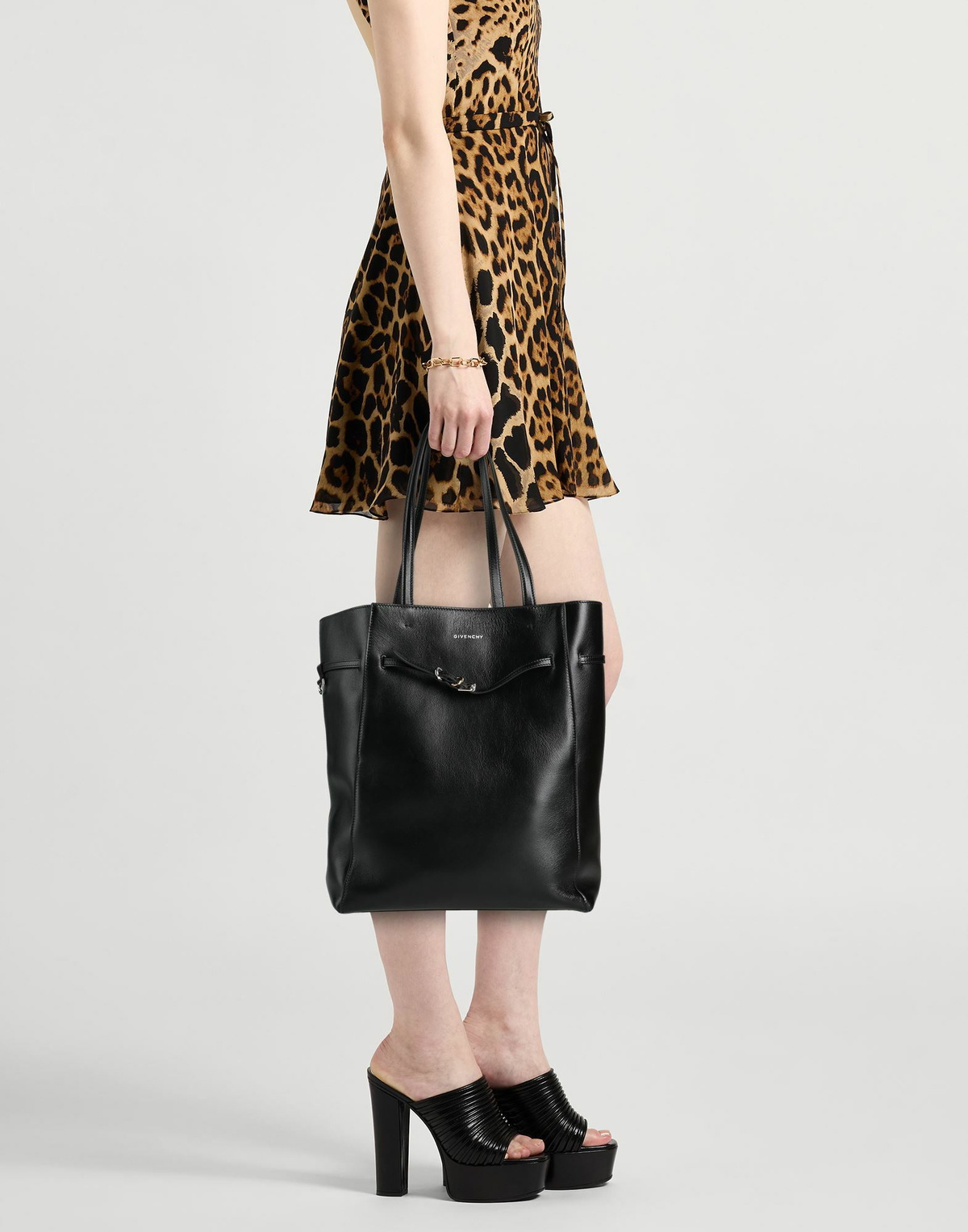 Givenchy Womens Shoulder bag in Black