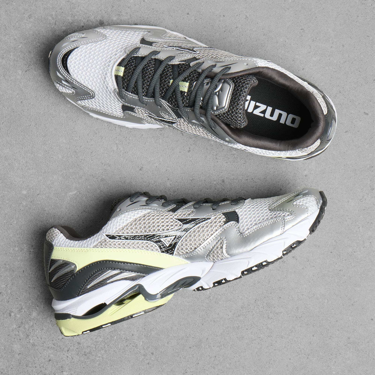 Mizuno Wave Rider 10 Sneaker in Cloudscape/Black Sand/Grossular Green