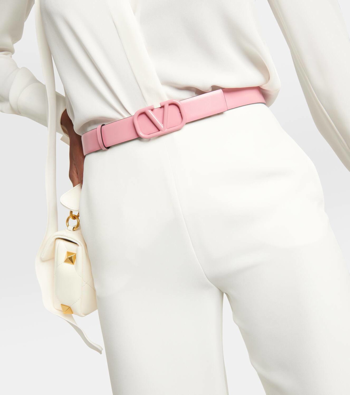 【関税&送料込】Valentino Garavani Ivory Leather Vlogo Belt VLogo Signature embellished leather belt in white