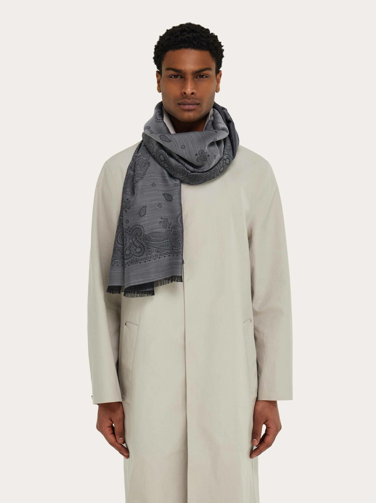Ferragamo Mens Arabesque print stole in Grey