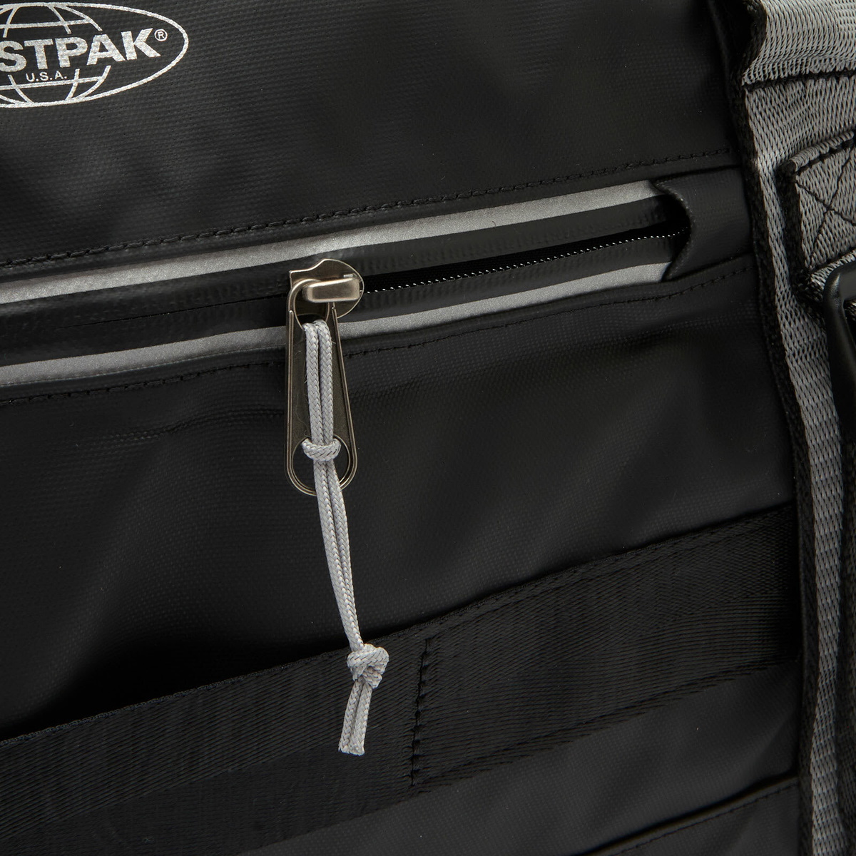 Eastpak Duffel Pack Medium in Tarp Black Reflect 