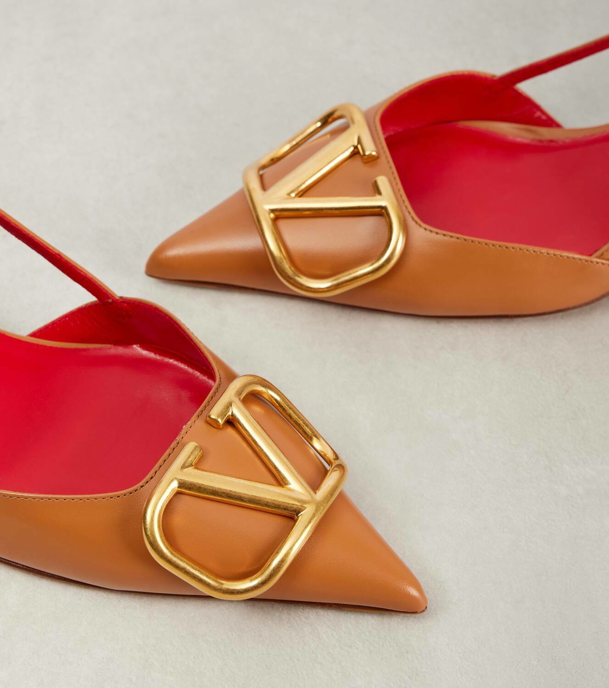 【Valentino Garavani】 VLogo Signature 40レザースリングバッ VLogo Signature 40 leather slingback pumps in gold