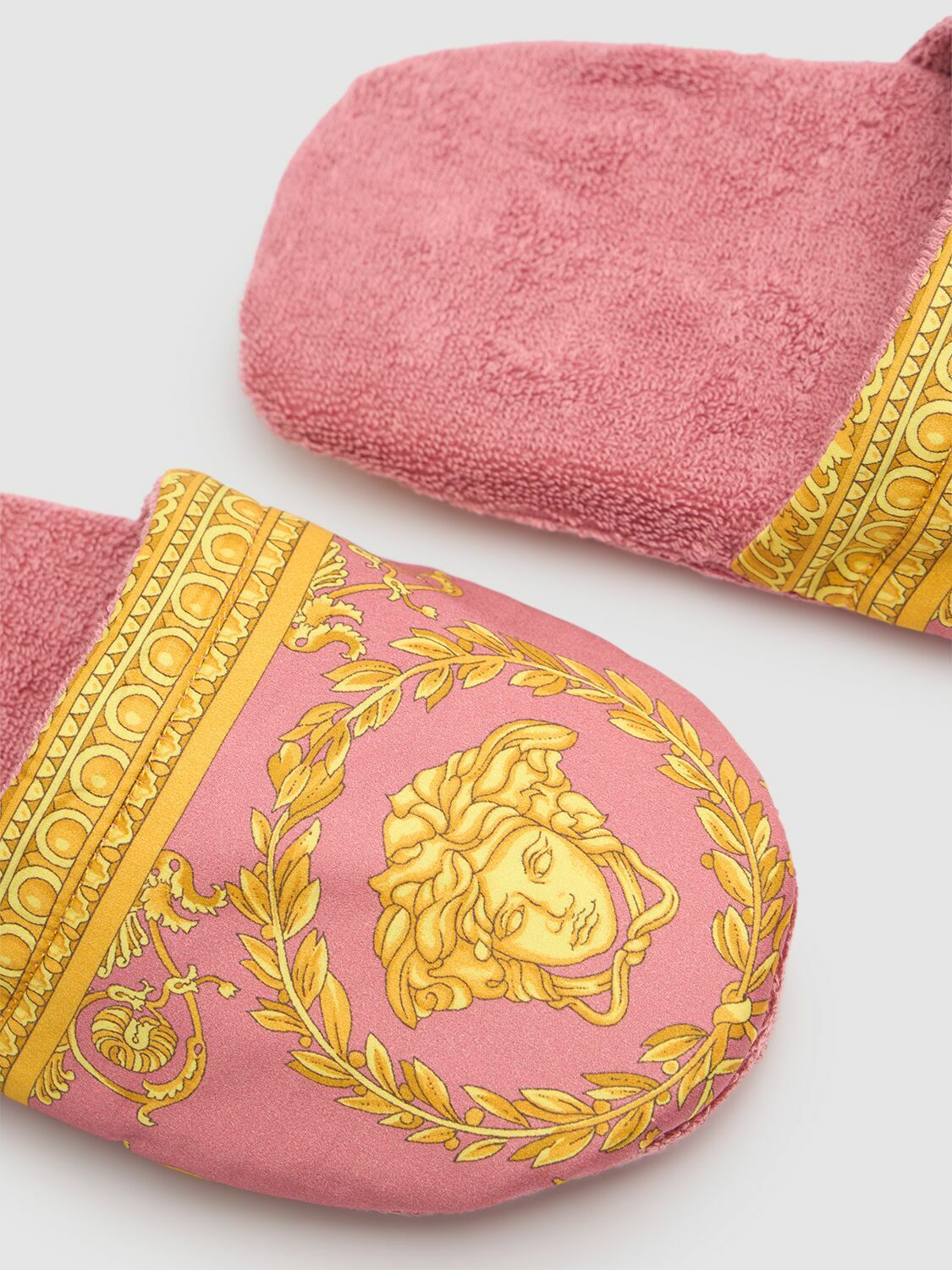 【関税込み】Versace ピンク 'I Heart Baroque' スリッパ VERSACE I Heart Baroque Bath Slippers Versace