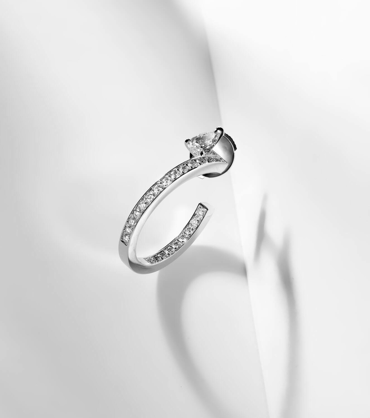 Repossi Serti Sur Vide 18kt white gold single hoop earring with diamonds