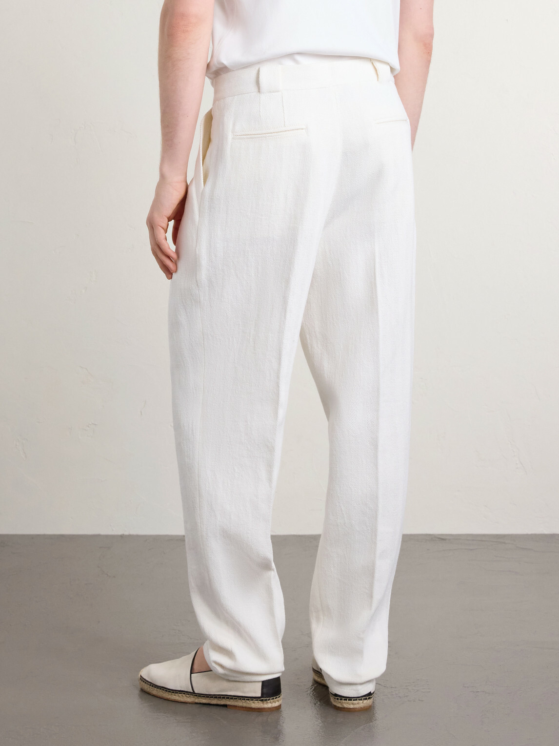 Brunello Cucinelli - Straight-Leg Pleated Herringbone Cotton and Linen-Blend Trousers - White