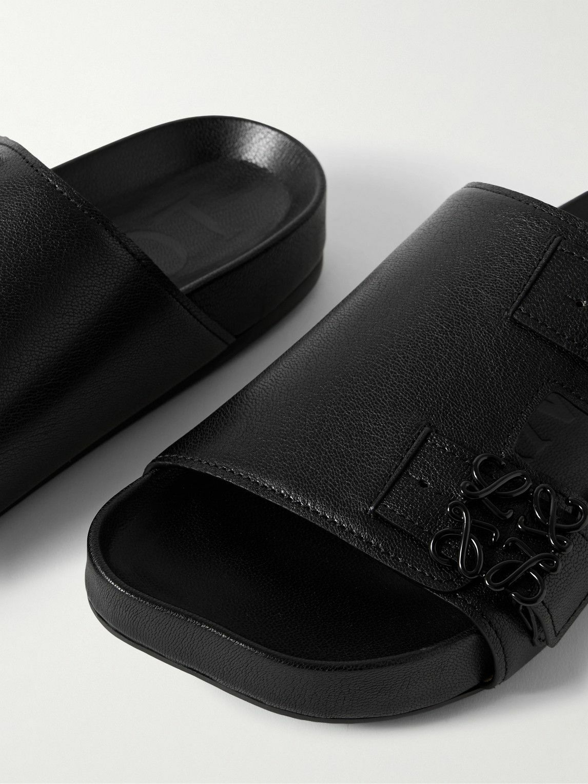 【LOEWE】 Paula's Ibiza ロゴが型押しされたレザースライド LOEWE - Paula's Ibiza Logo-Embellished Leather Slides