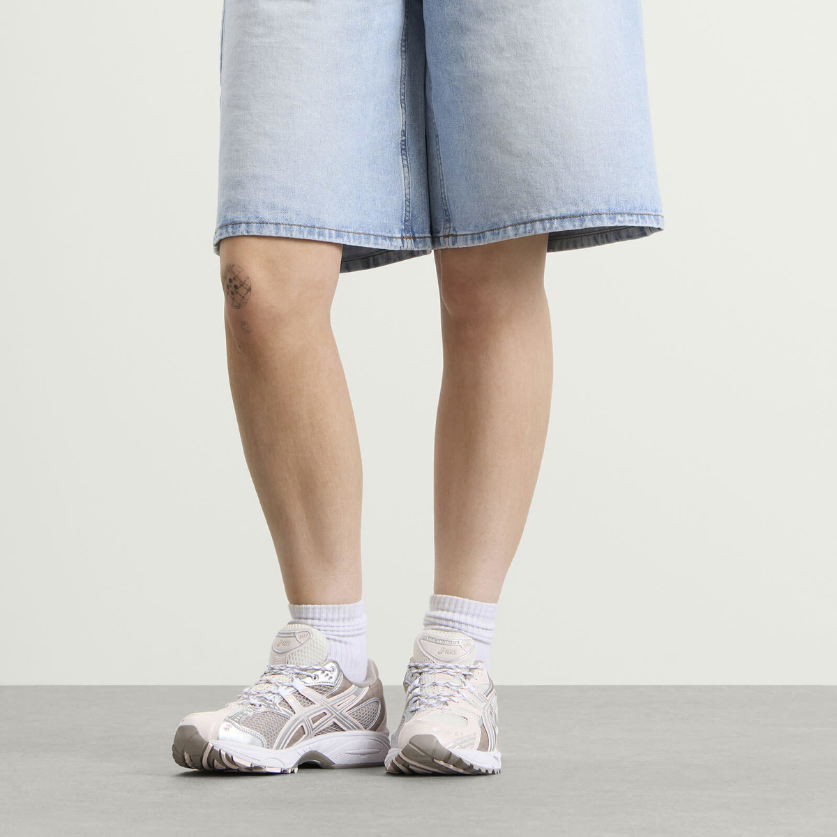 Asics Women's GEL-NIMBUS 10.1 Sneaker in Cream/Pink Cloud