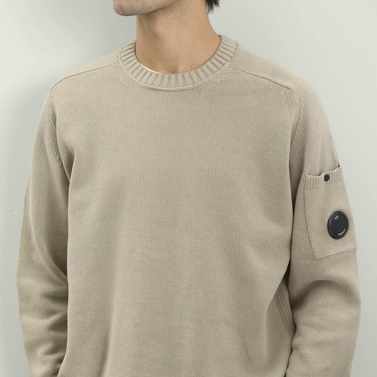 C.P. COMPANY ベージュニットセーター C.P. Company Men's Cotton Chenille Crewneck Lens Sweater in Dove