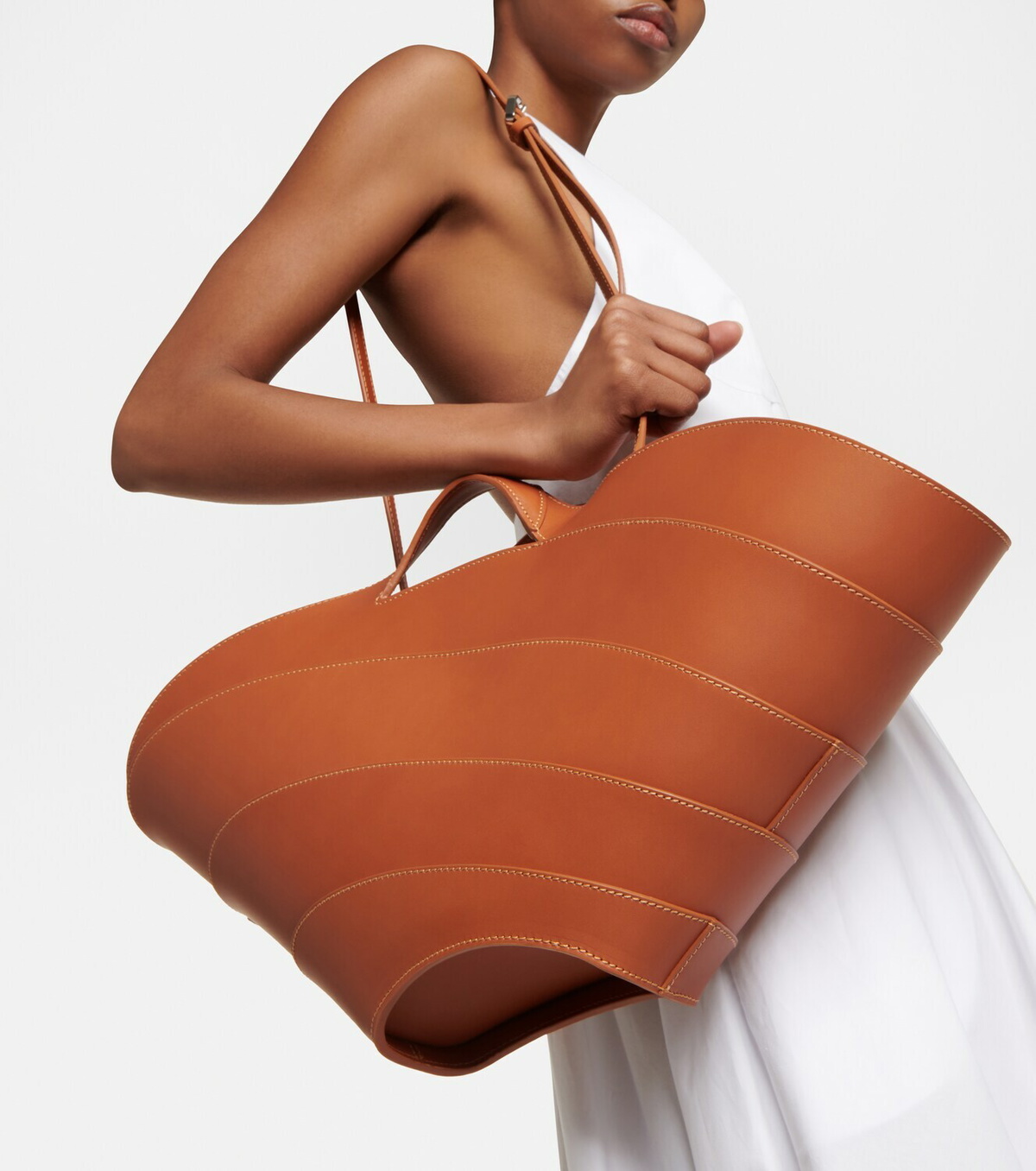 【ALAIA】khaima small レザー トート Khaima Small leather tote bag in neutrals - Alaia | Mytheresa