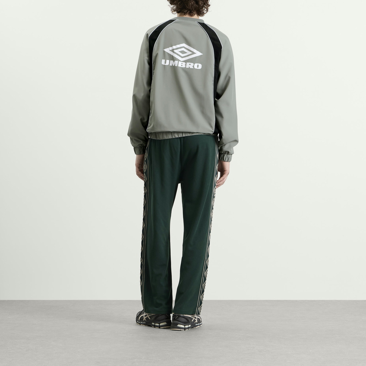 Umbro Men's Panelled Sweatshirt in Neutral Gray/Black/Brilliant White