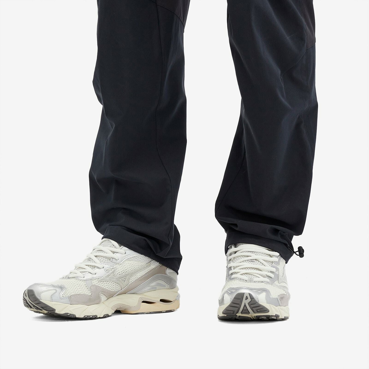 Mizuno Wave Rider 10 Sneakers in Snow White/White Sand