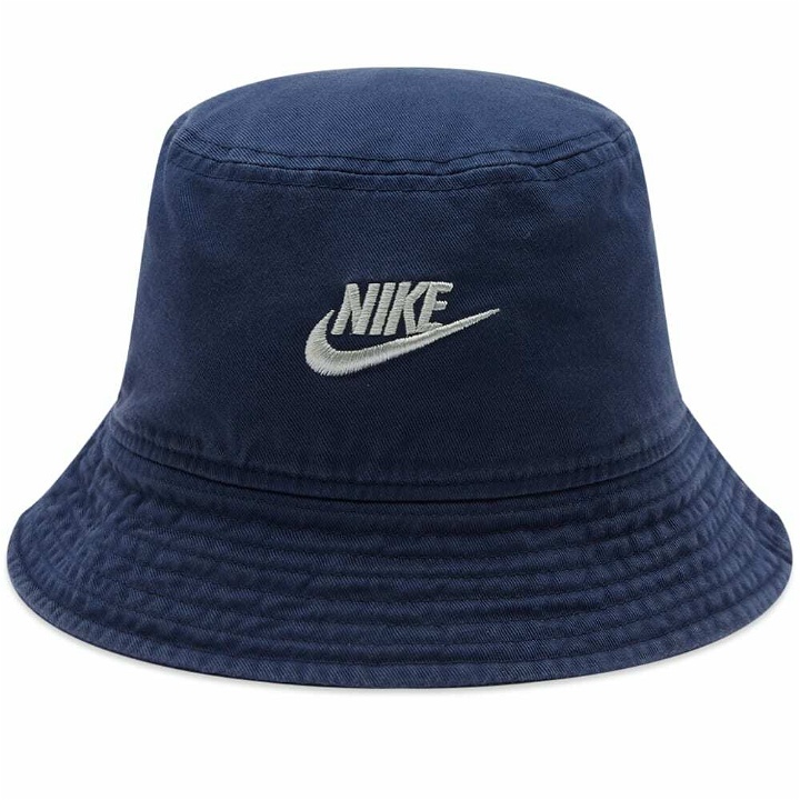 Photo: Nike Men's Washed Bucket Hat in Midnight Navy/Light Silver