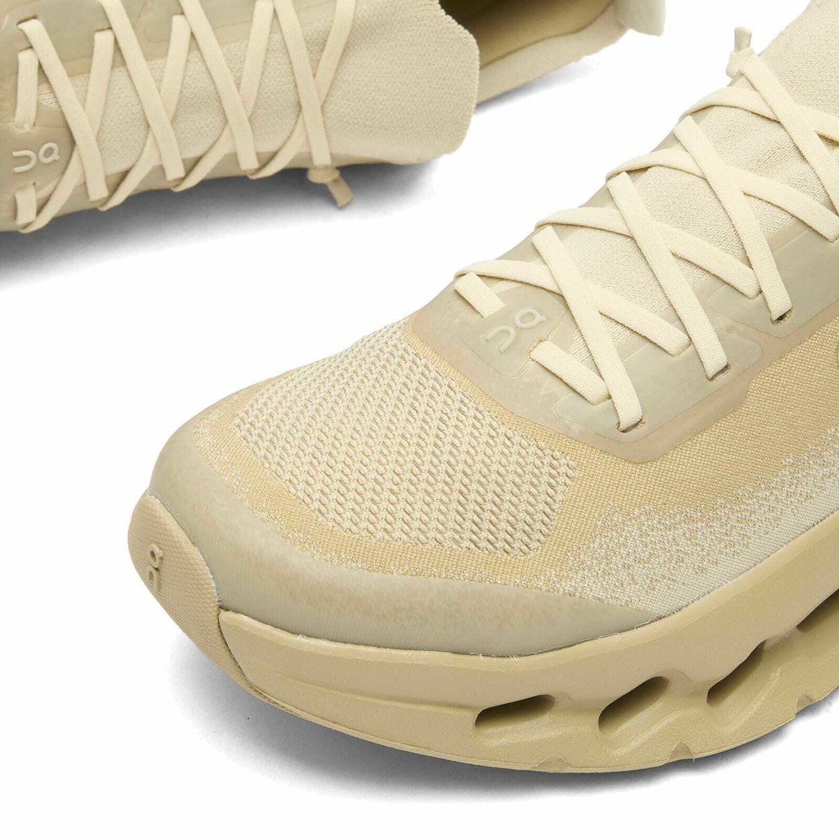 ON Women's Cloudtilt Mo Sneaker in Winter/Kasha