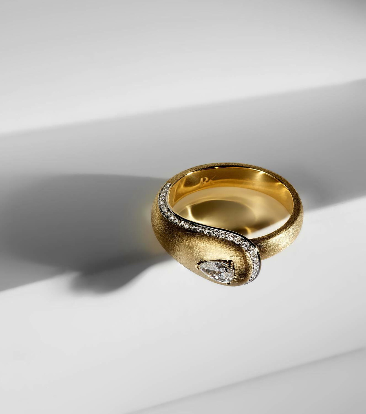 Rainbow K Prestige 18kt gold ring with diamonds
