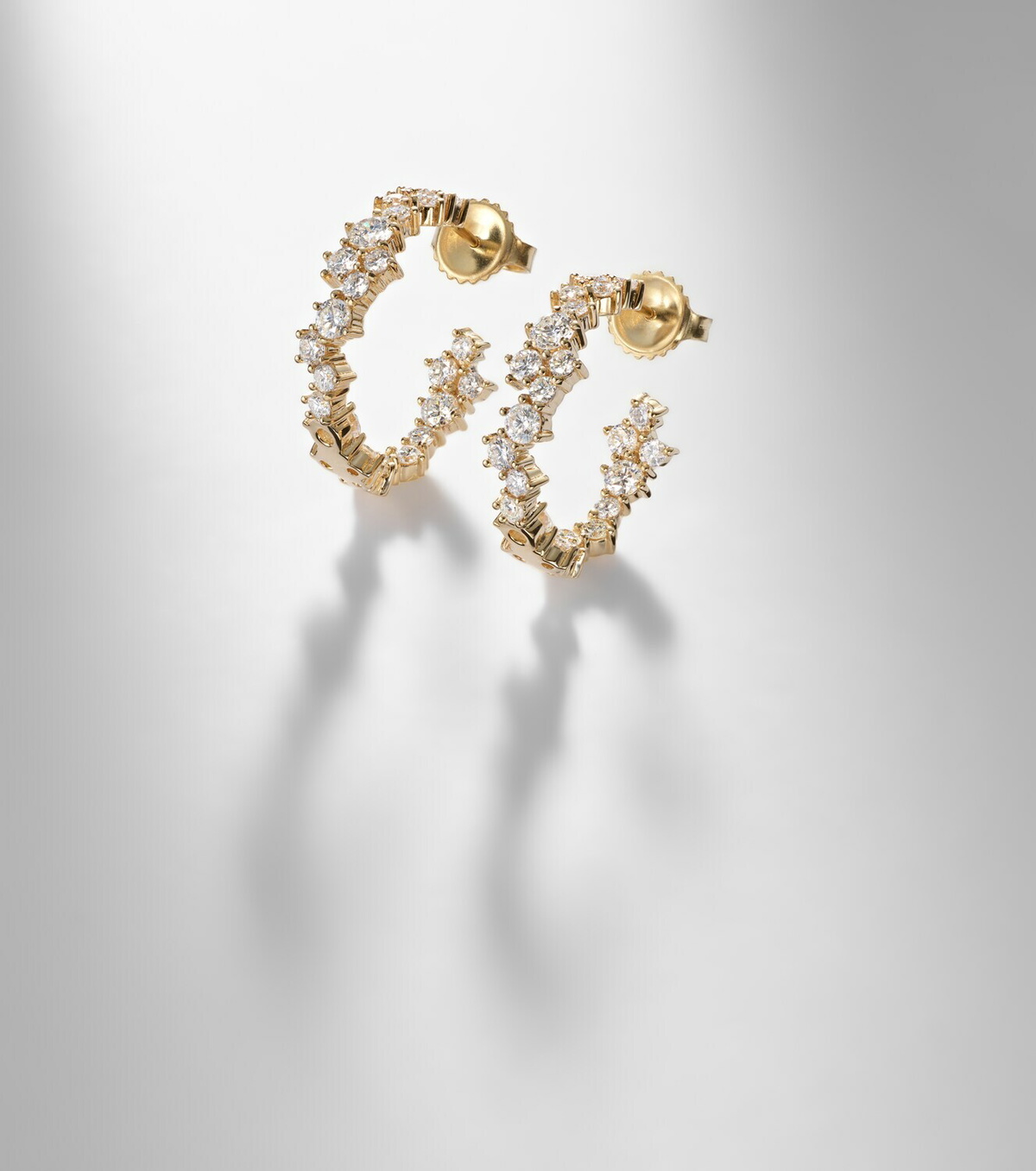 Sydney Evan 14kt gold (585/1000) hoop earrings with diamonds
