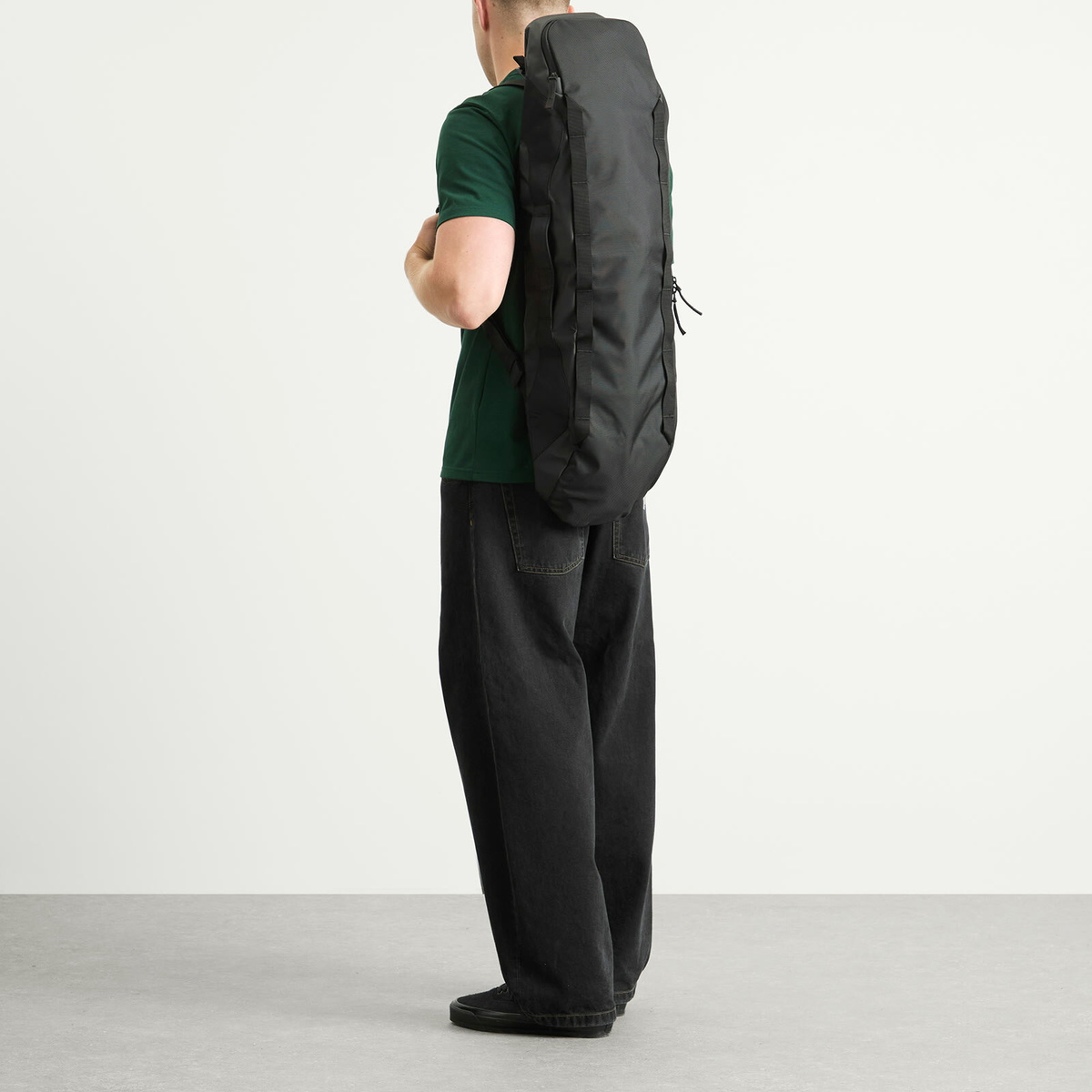 Db Journey Skate Carrier - 32L in Black Out 