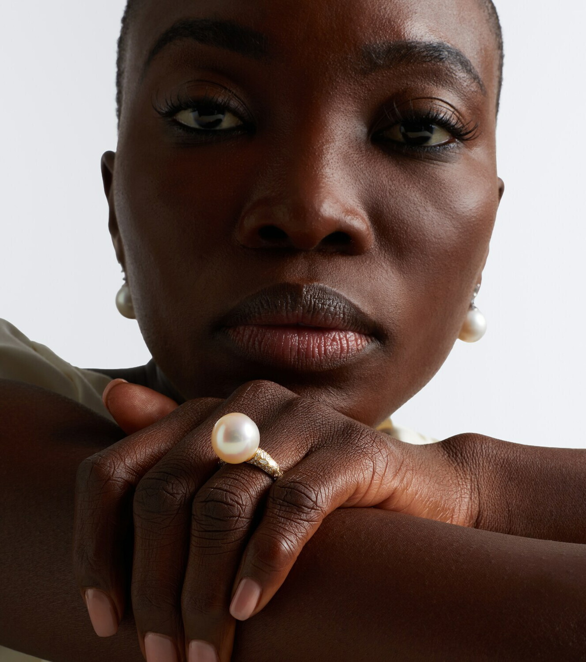 Suzanne Kalan 18kt gold ring with pearl and diamonds