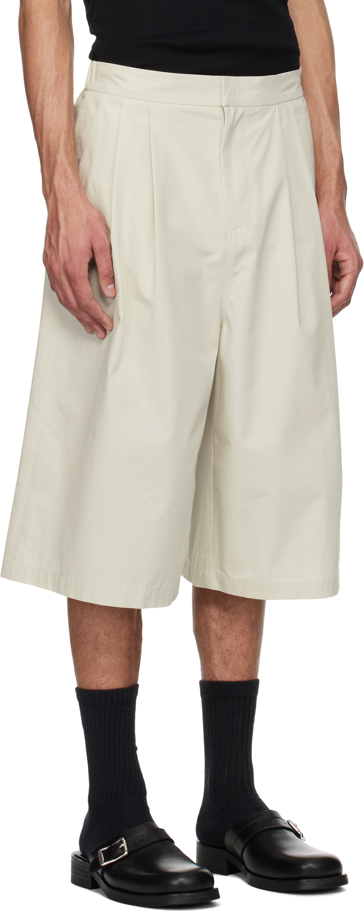 AMOMENTO Off-White Two Tuck Wide Shorts