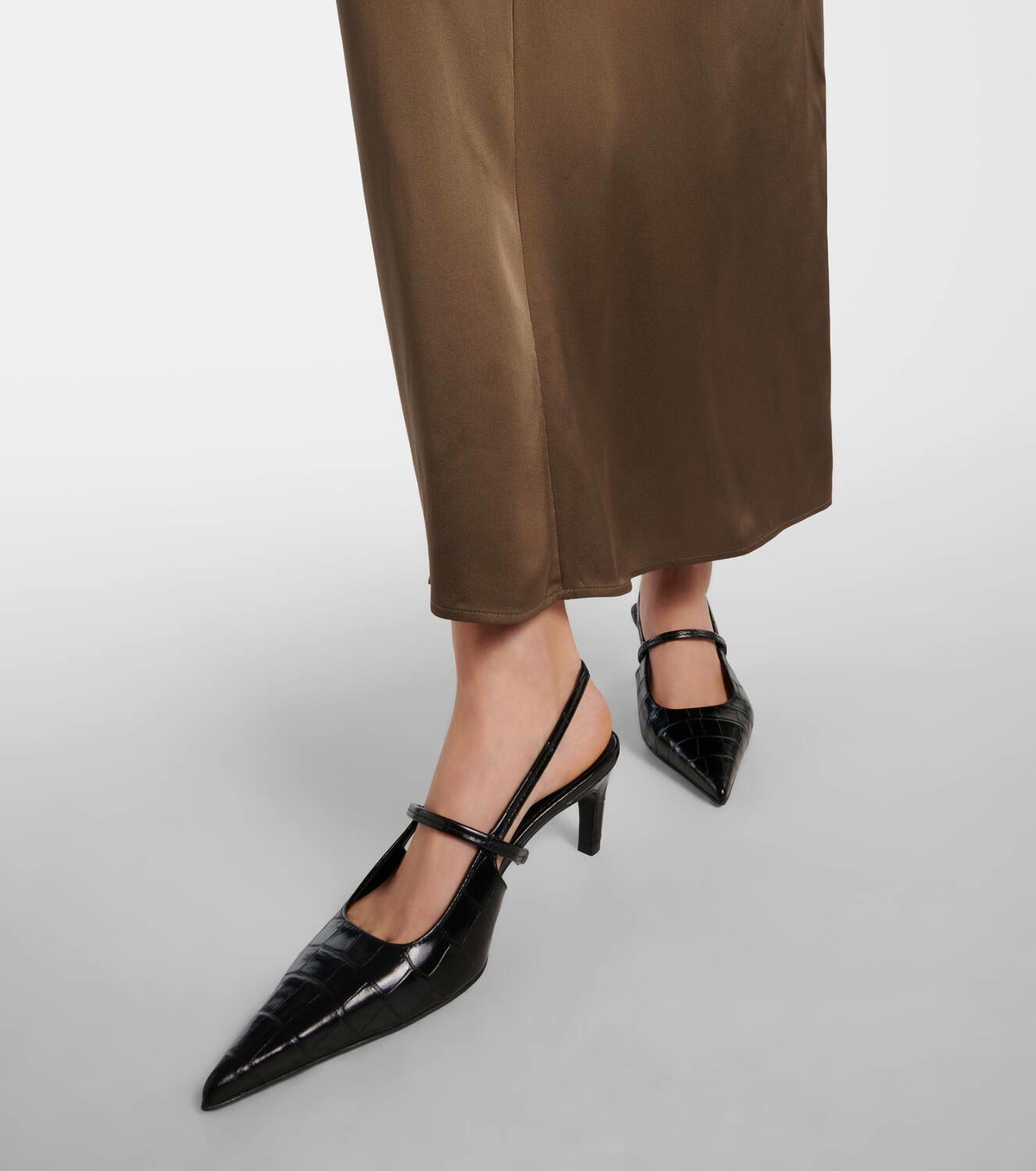パンプス TOTEME Leather decollete slingback with croco effect TOTEME The Sharp croc-effect leather slingback pumps | NET-A