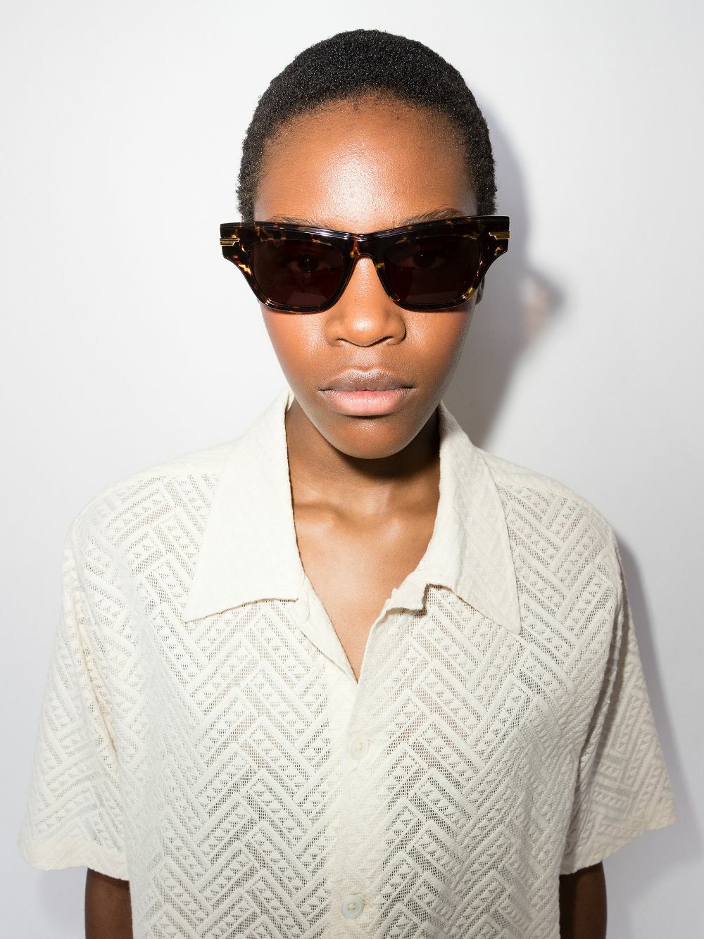 Brand new Bottega Veneta Mitre sunglasses. Mitre Oval Sunglasses in Black/grey | Bottega Veneta US main image 2