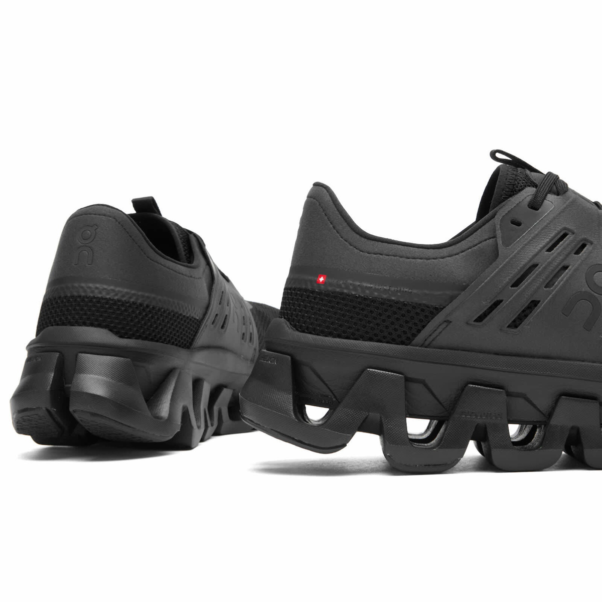 ON Men's Cloudswift Amp Sneaker in Black/Black