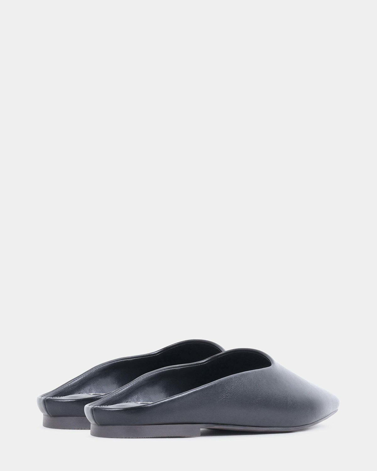 Steve Madden Valid Flats in Black